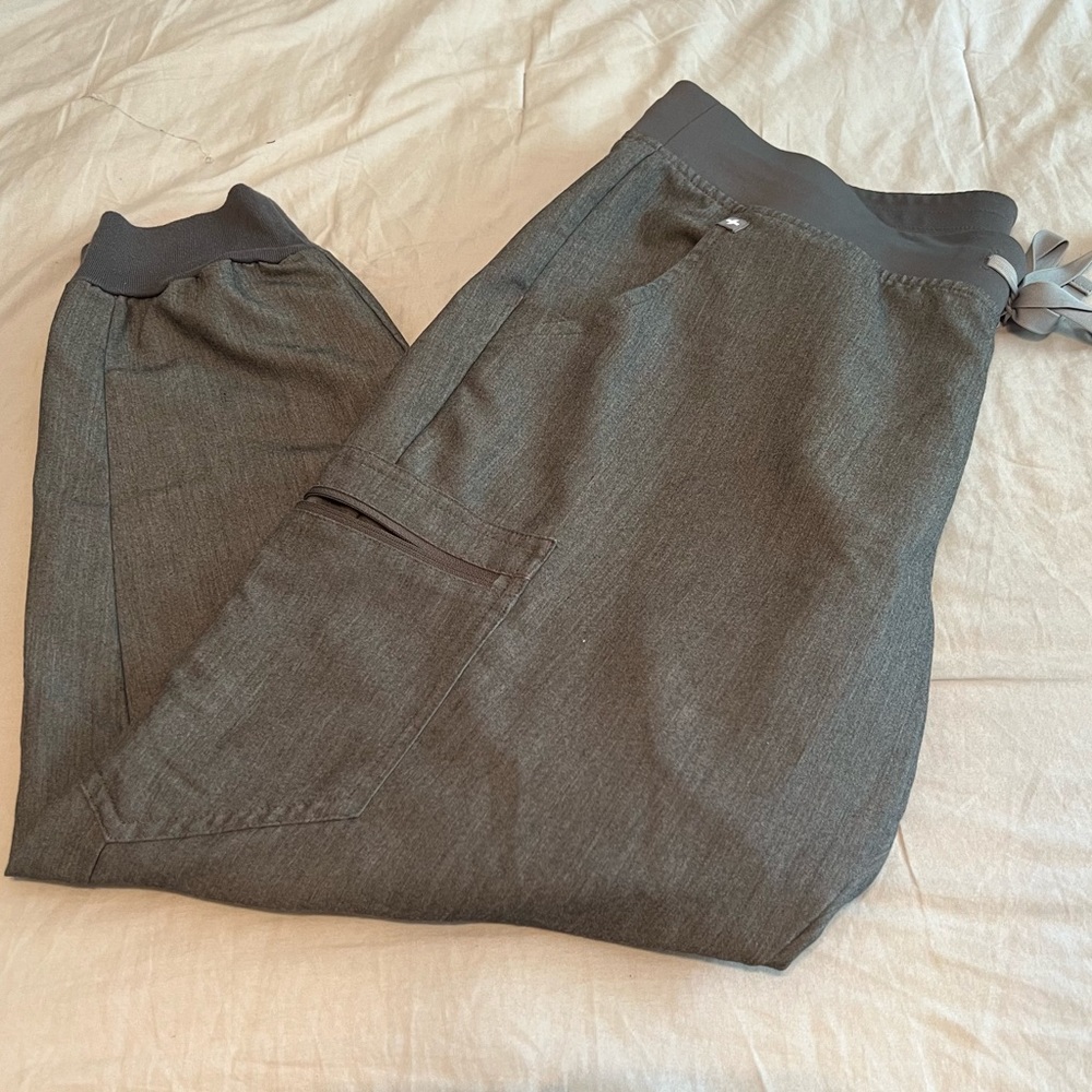 FIGS Zamora™ Jogger Scrub Pants – Graphite, Petite Large